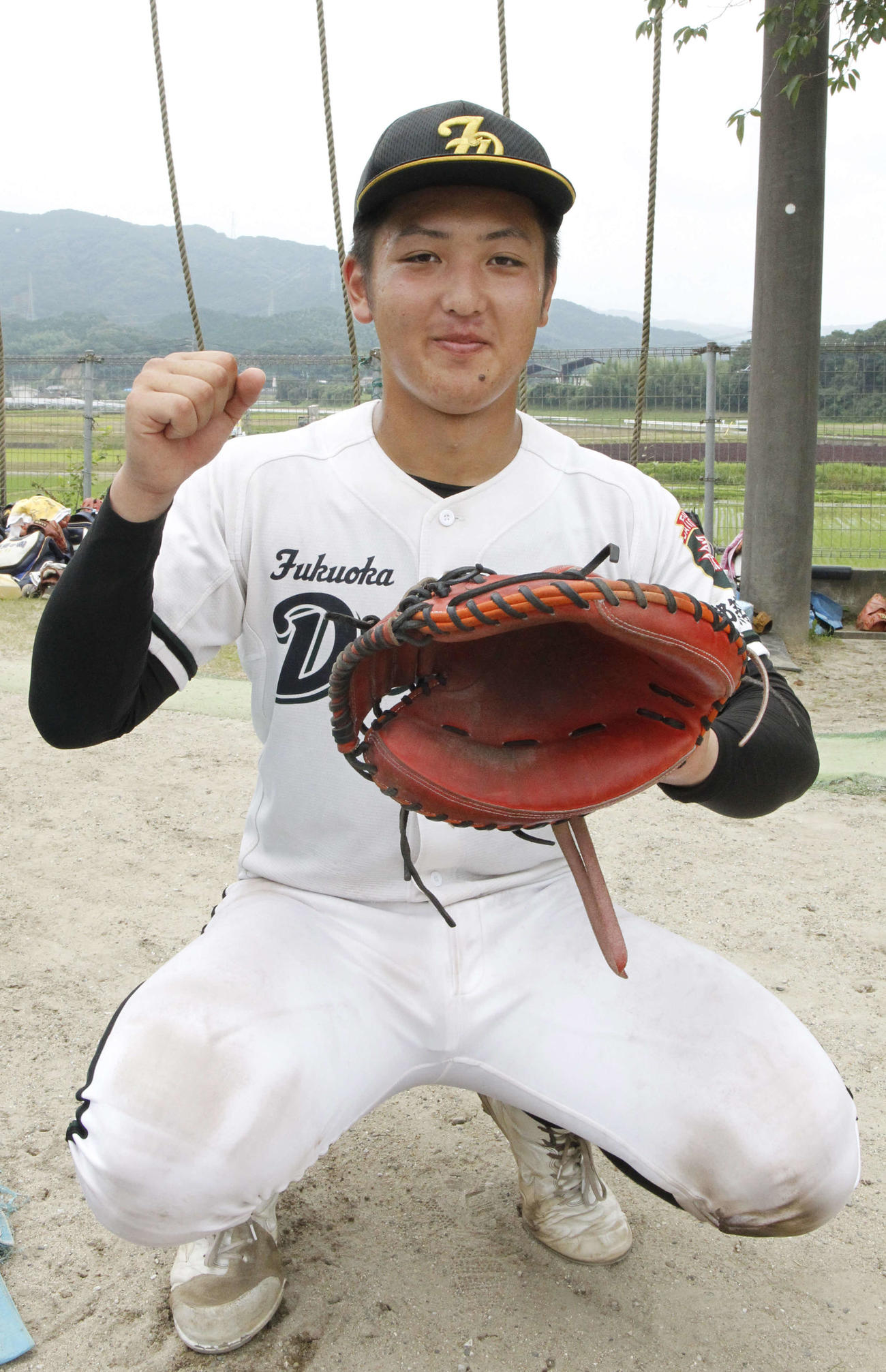 筑陽学園対福岡第一　阪神梅野からプレゼントされたグラブをはめ、ガッツポーズするプロ注目の福岡第一・岸本（撮影・菊川光一）