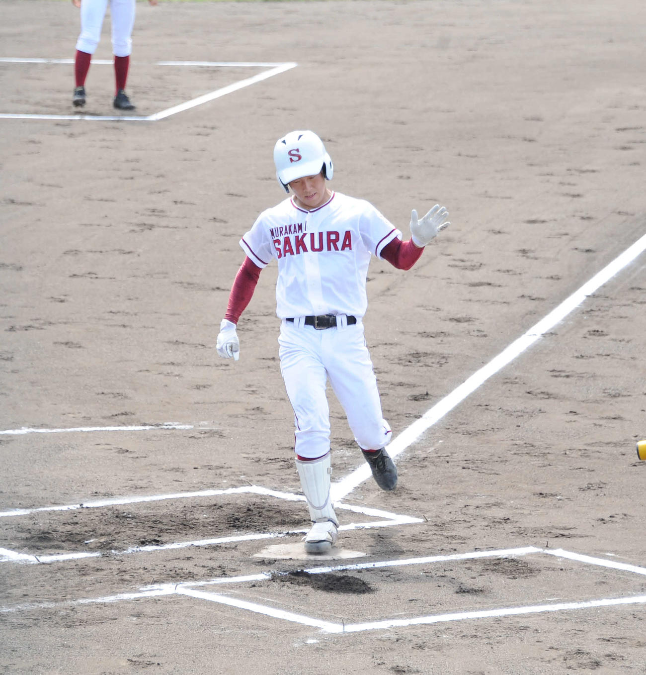 豊栄対村上桜ケ丘　1回裏、右翼に先頭打者本塁打を放ち、ホームを踏む村上桜ケ丘・須貝