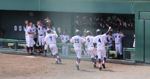 桜宮は声を出さずプラカード応援、選手応えた／大阪 - 高校野球夏の
