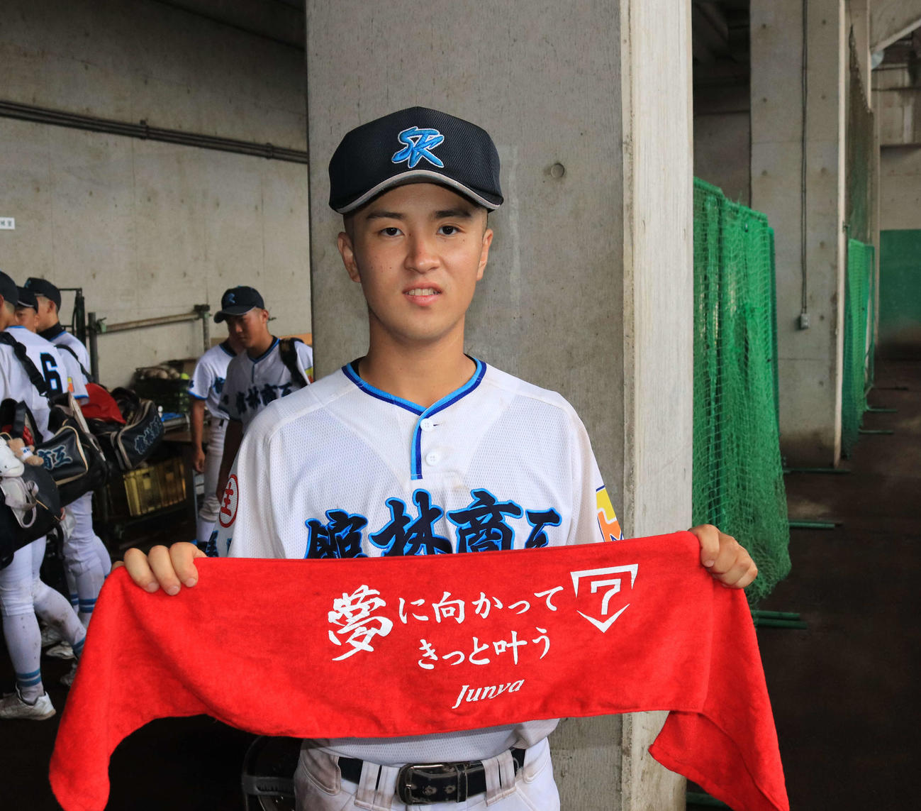 亡き友の母親が作った赤いタオルを持って、最後の夏をともに戦う館林商工の坪田尚弥主将（撮影・小早川宗一郎）