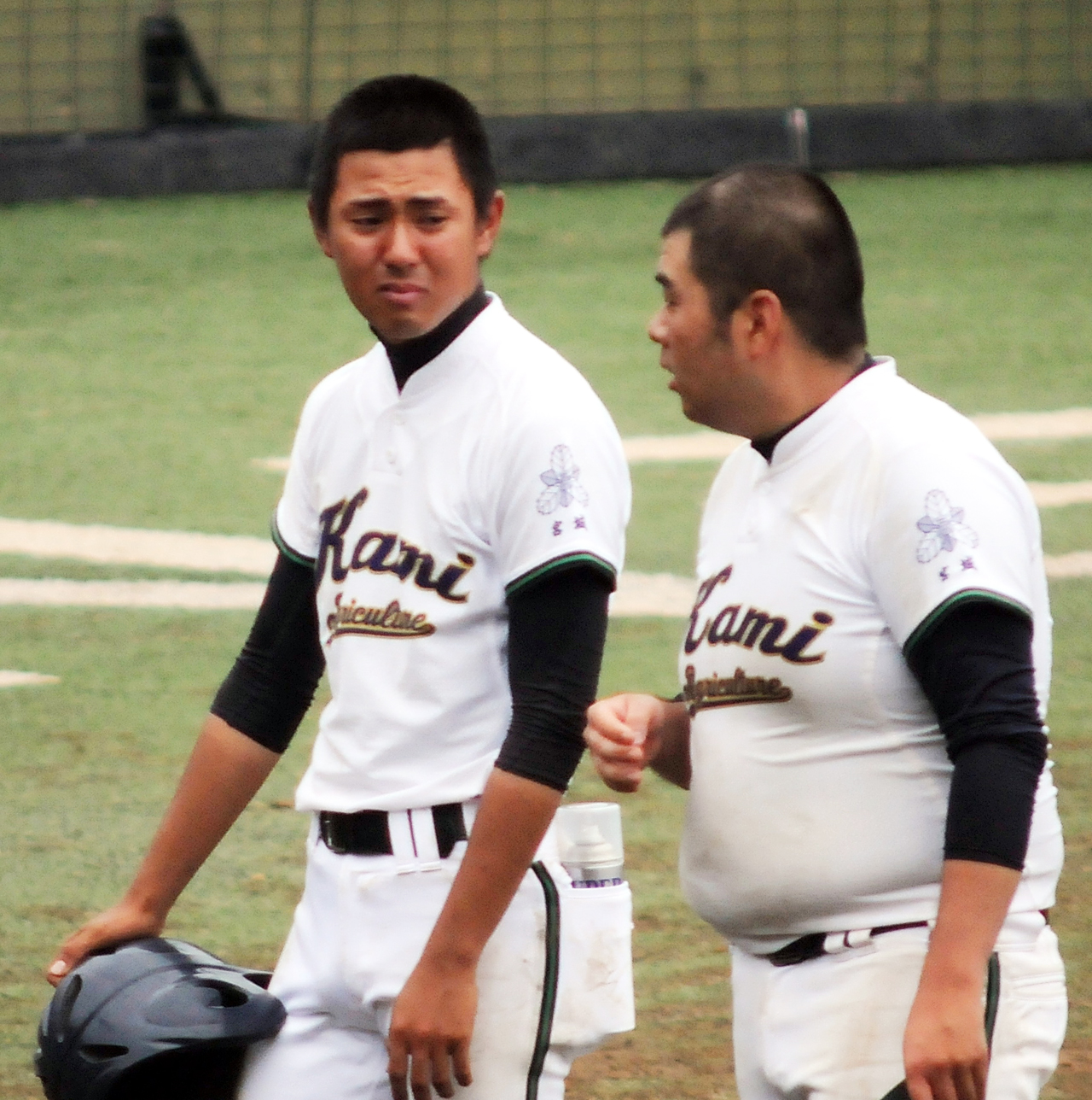 4年ぶりに単独出場した加美農の桑島主将（左）と氏家内野手の3年生2人は健闘をたたえ合って涙ぐむ（撮影・佐々木雄高）