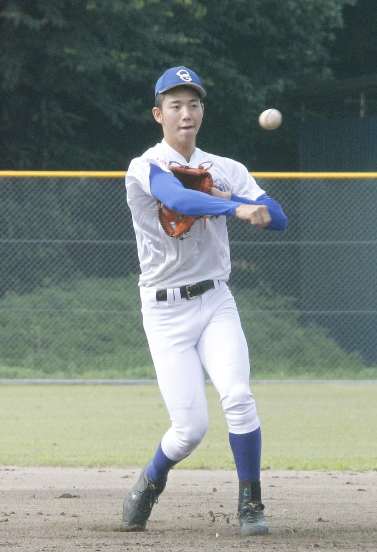 筑陽学園対福岡第一　遊撃で軽快な動きを見せるプロ注目の筑陽学園・中村（撮影・菊川光一）