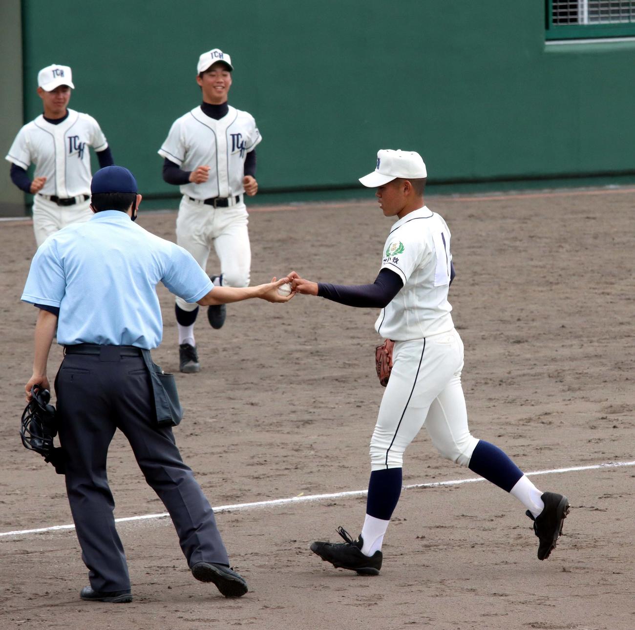 えりも対苫小牧中央　最後の打者を投直に打ち取り、自ら主審にボールを返す苫小牧中央のエース根本（撮影・永野高輔）