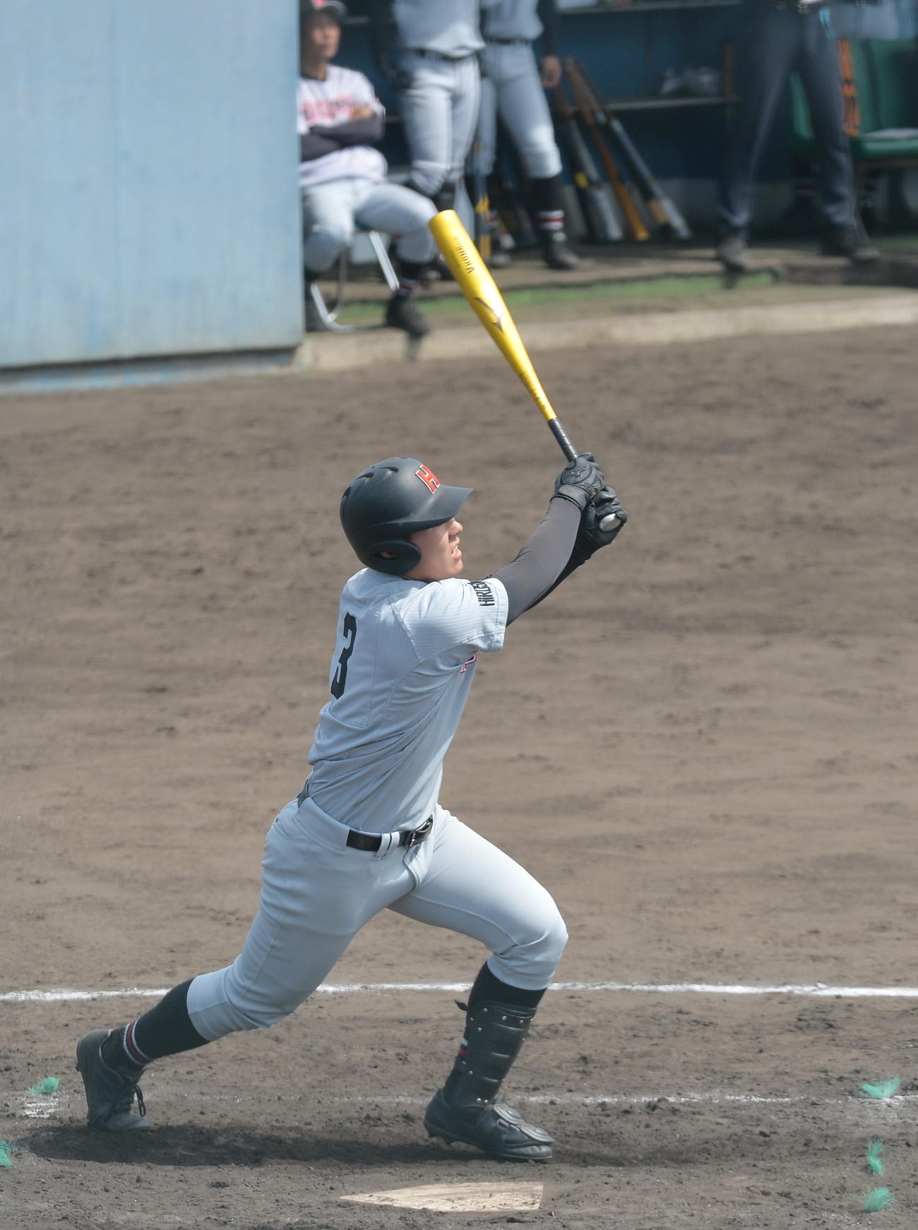 八戸聖ウルスラ学院対弘前東　3回裏弘前東1死二、三塁、バックスクリーン右横に3ランを放つ成田優（撮影・佐藤究）　