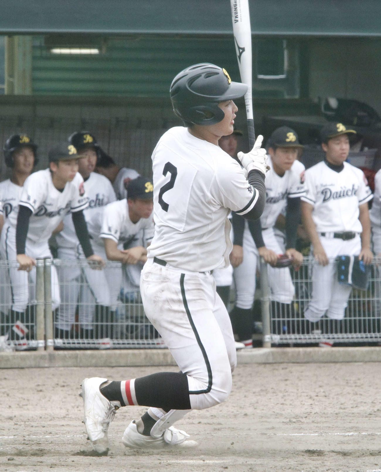 筑陽学園対福岡第一　9回裏福岡第一2死一、二塁、左中間二塁打を放つプロ注目の福岡第一・岸本（撮影・菊川光一）