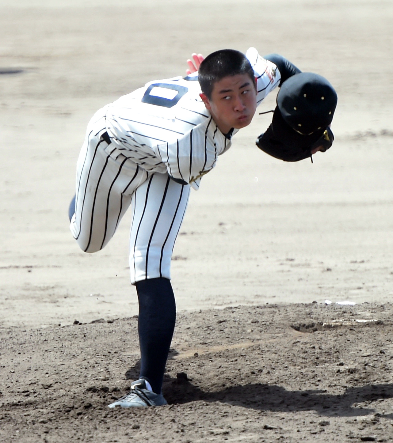明桜対秋田修英　帽子を飛ばしながら勢いよく投げる明桜先発・橘高（撮影・山田愛斗）