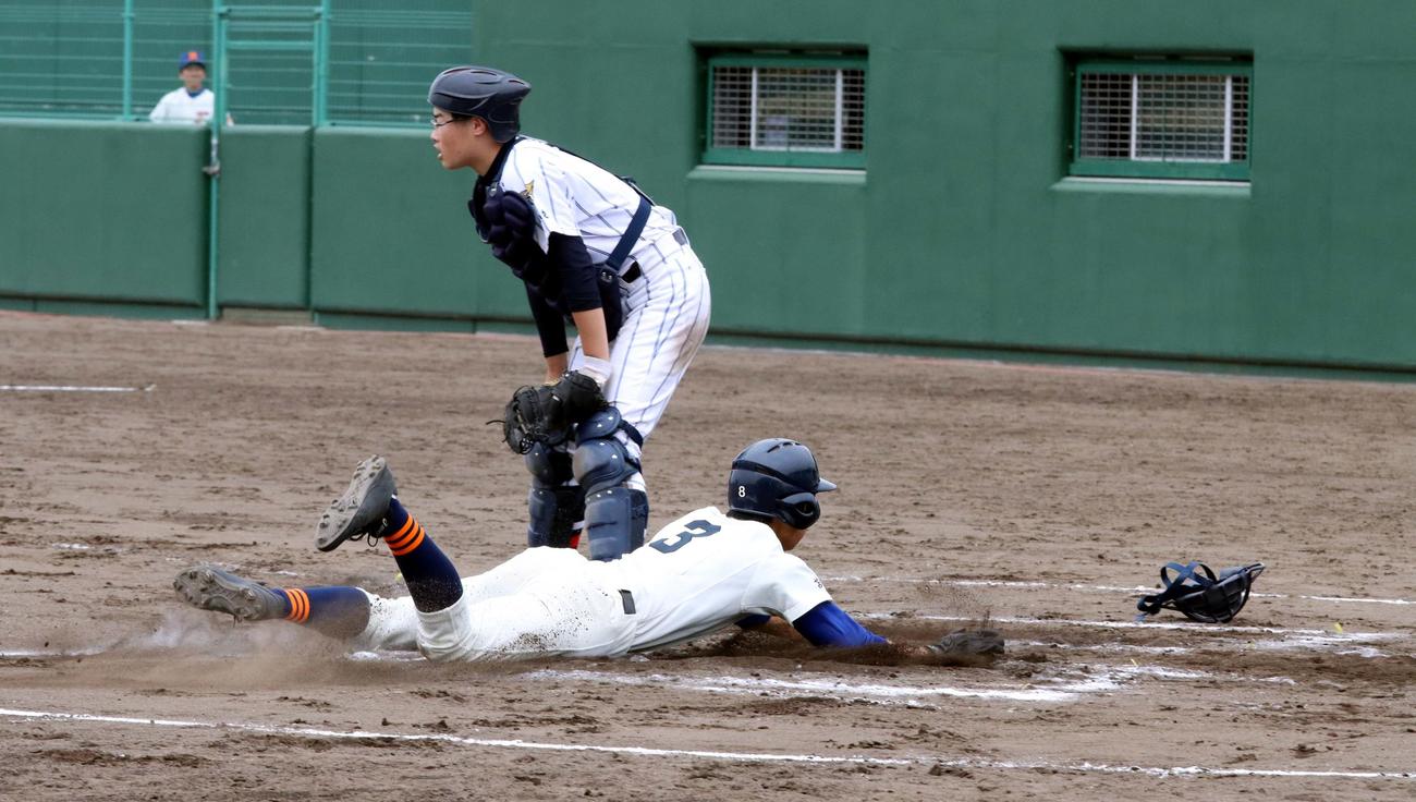 苫小牧南対白老東・富川・苫小牧西　7回苫小牧南1死三塁、4番山岸（右）が本塁へヘッドスライディングする（撮影・永野高輔）