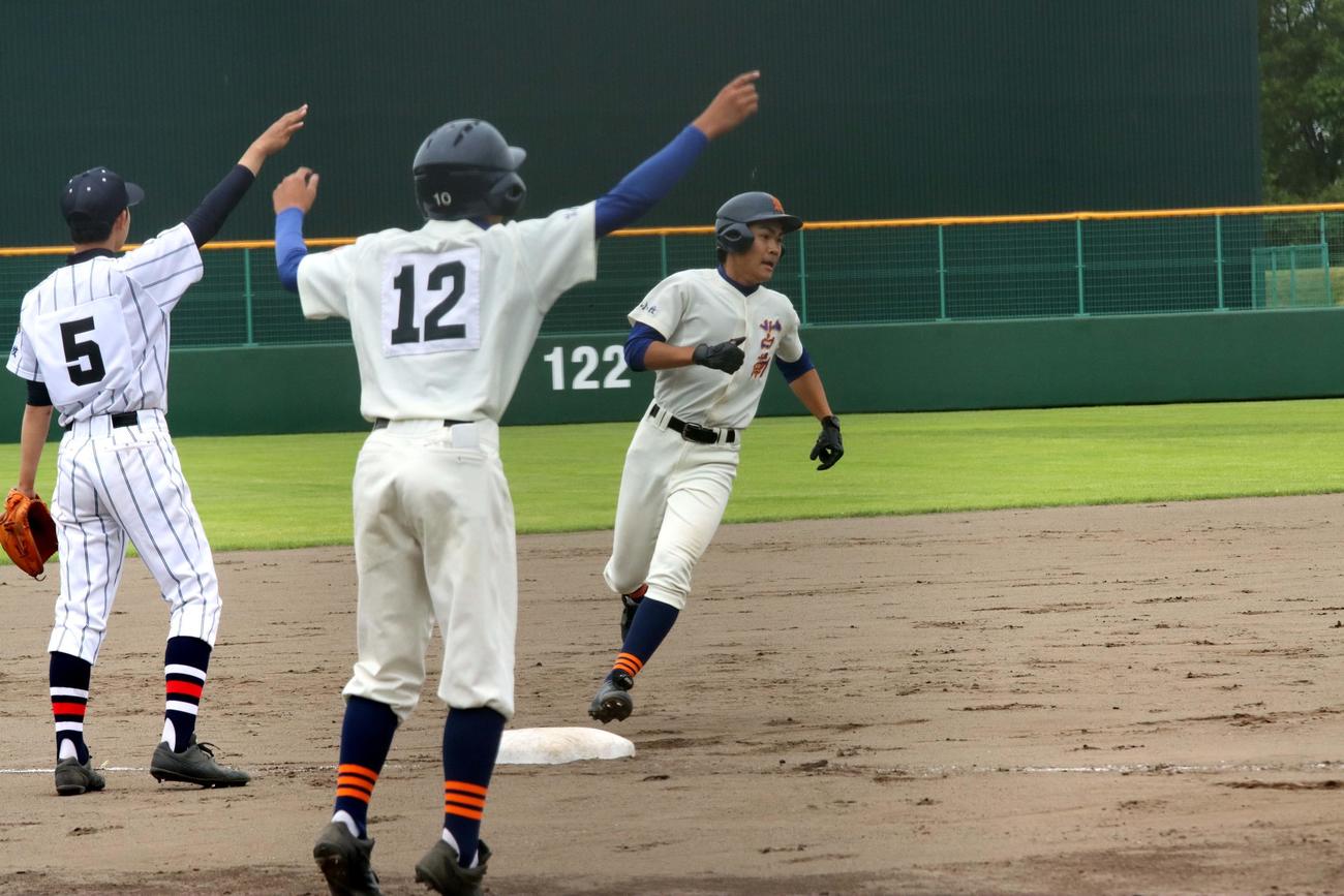 苫小牧南対白老東・富川・苫小牧西　7回苫小牧南1死三塁、4番山岸（右）が三塁を回り本塁へ突入する（撮影・永野高輔）