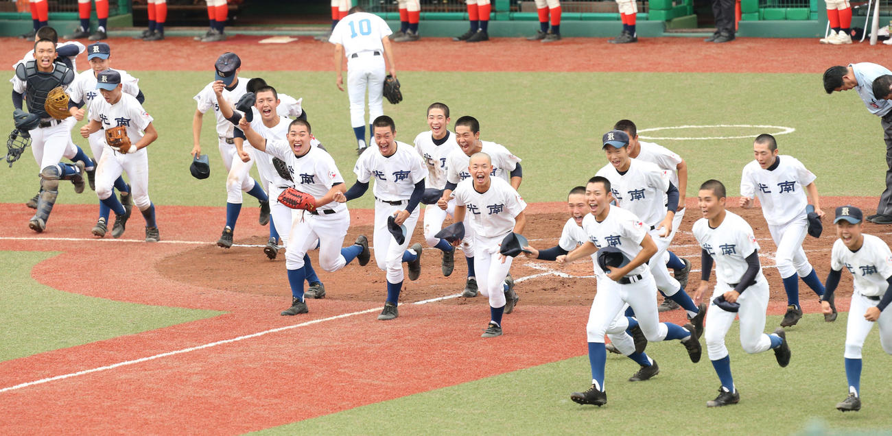 学法福島対光南　第1シードを撃破し、応援席に向かって駆け出す光南の選手たち（撮影・野上伸悟）