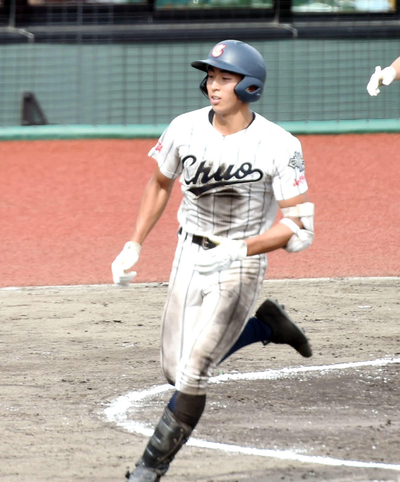 寒河江工対山形中央　5回裏山形中央無死、左越え本塁打を放ちベンチに戻る丹野（撮影・相沢孔志）