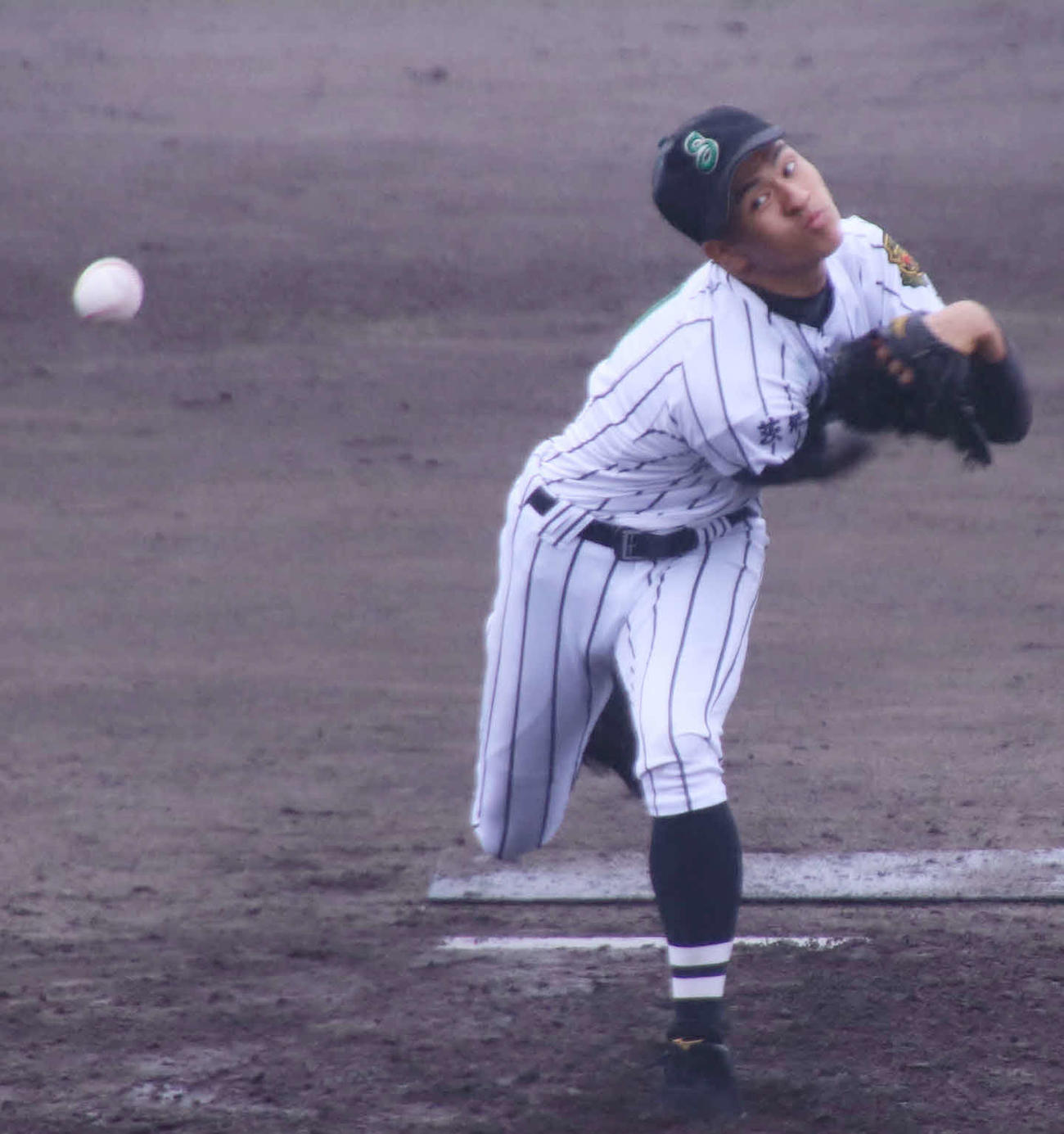 つくば秀英対つくば工科　5回表にリリーフとしてマウンドに上がり、3三振で試合を締めくくったつくば秀英・次郎丸（撮影・保坂淑子）