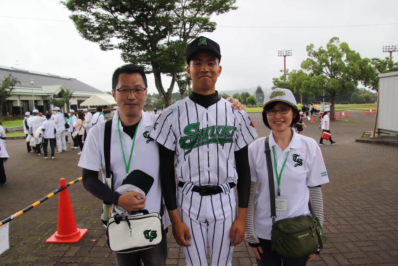 つくば秀英対つくば工科　試合後、父一広さん（左）と母和恵さん（右）は好投の次郎丸をねぎらう（撮影・保坂淑子）