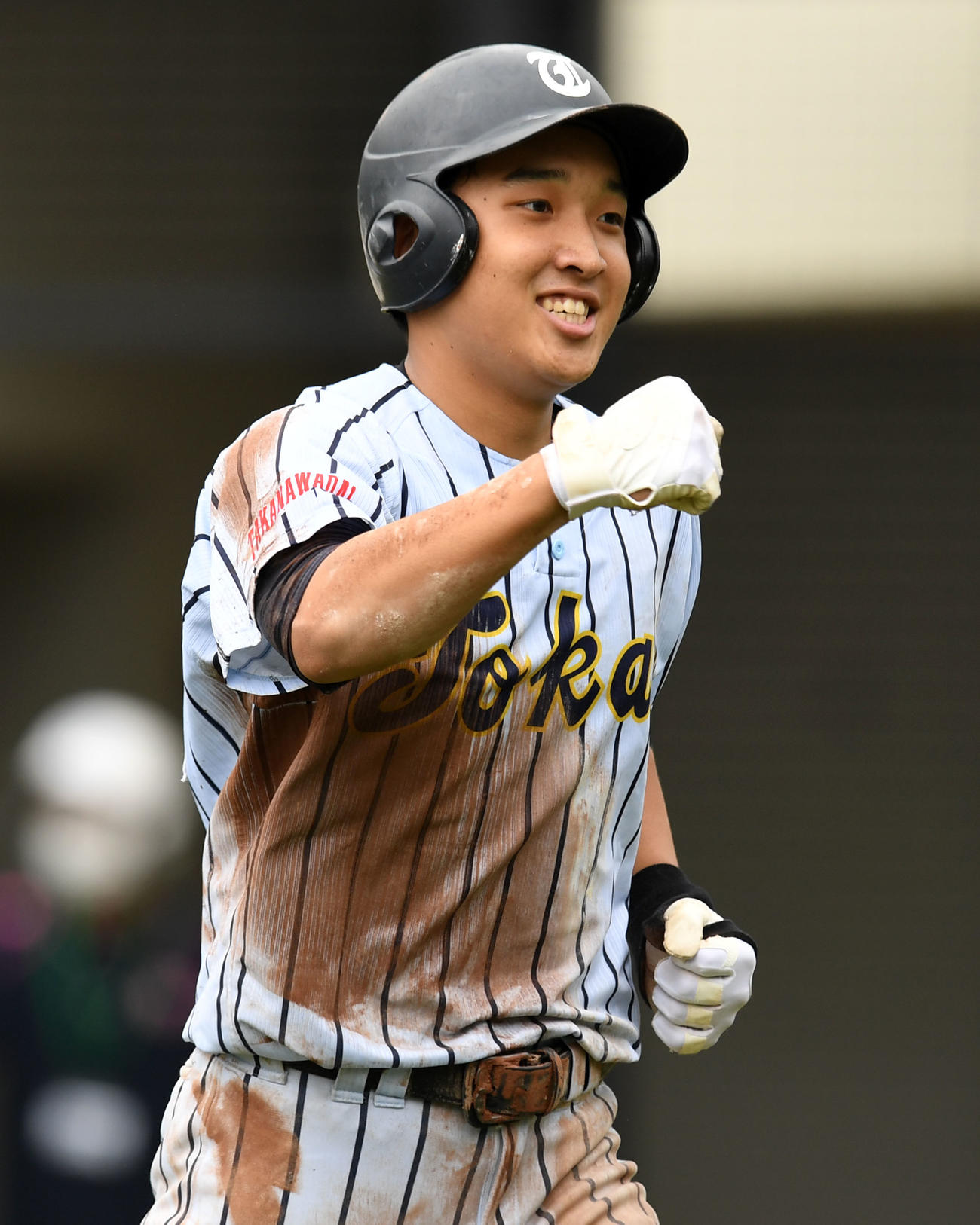 篠崎対東海大高輪台　6回裏東海大高輪台1死二、三塁、右越え3点本塁打を放ちガッツポーズする吉沢（撮影・横山健太）