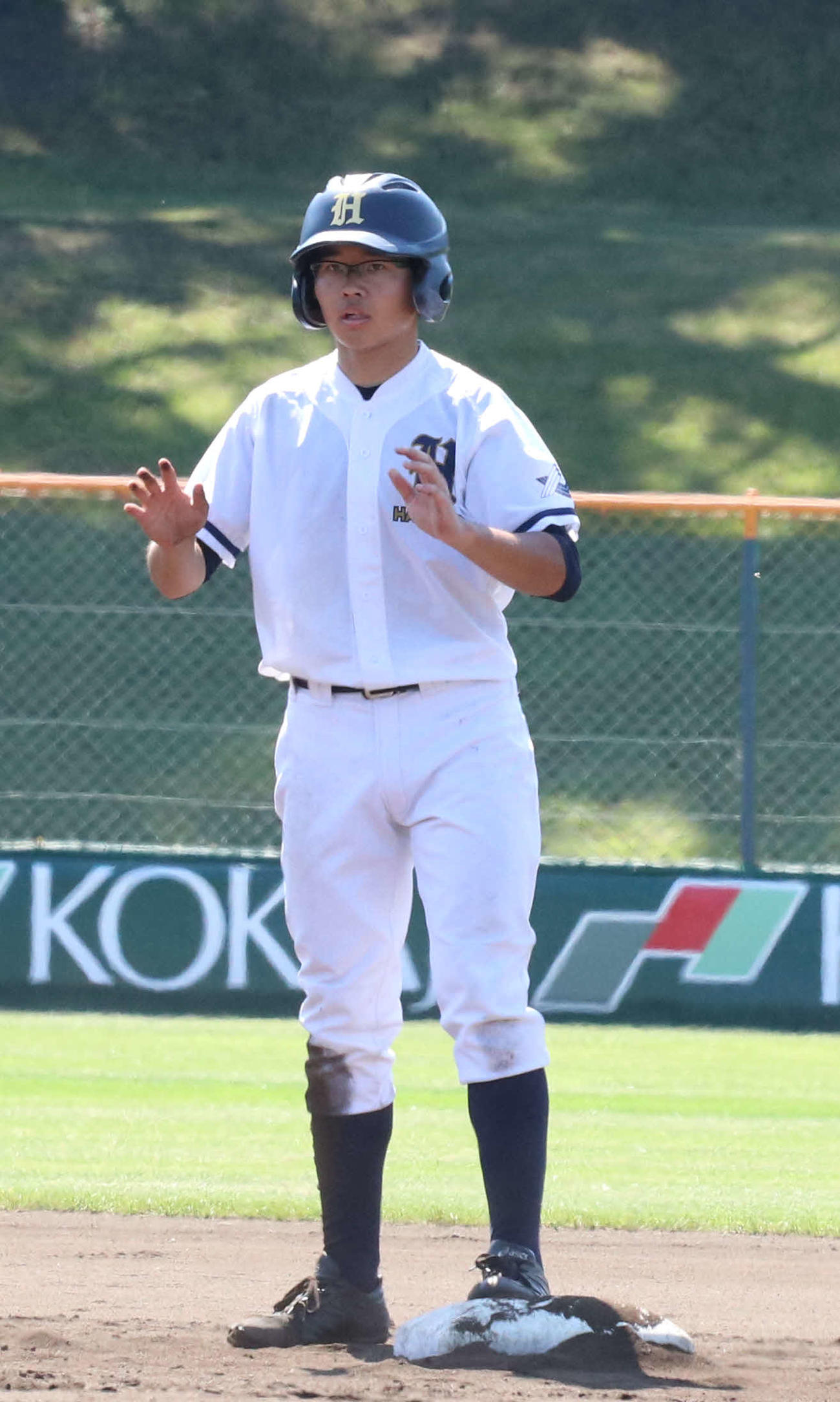 3回裏野幌・札幌白陵・札幌南陵1死、札幌白陵・斎藤は左二塁打を放ち、塁上で笑顔を見せる（撮影・浅水友輝）