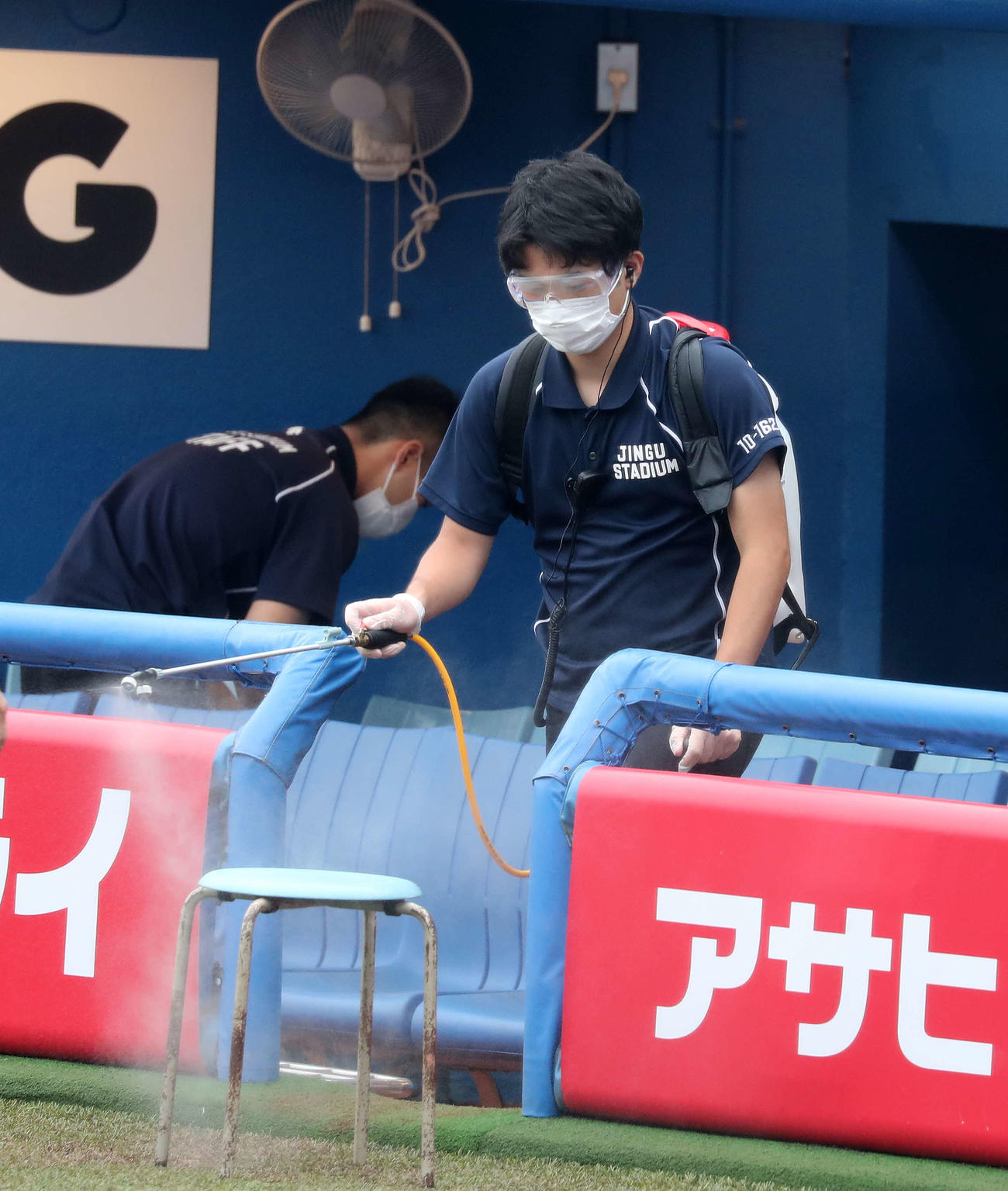 東東京大会の試合間にベンチを消毒する関係者（撮影・鈴木正人）