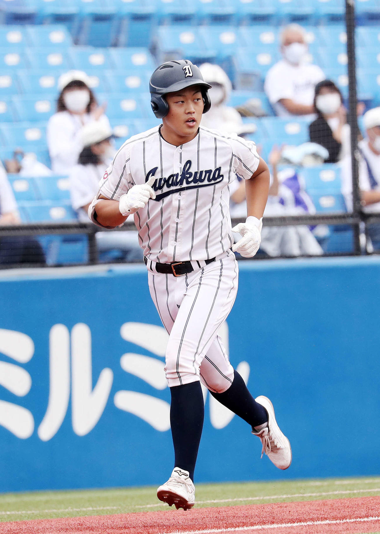 岩倉対三田　1回表岩倉1死一、二塁、岡島は右越え本塁打を放つ（撮影・鈴木正人）