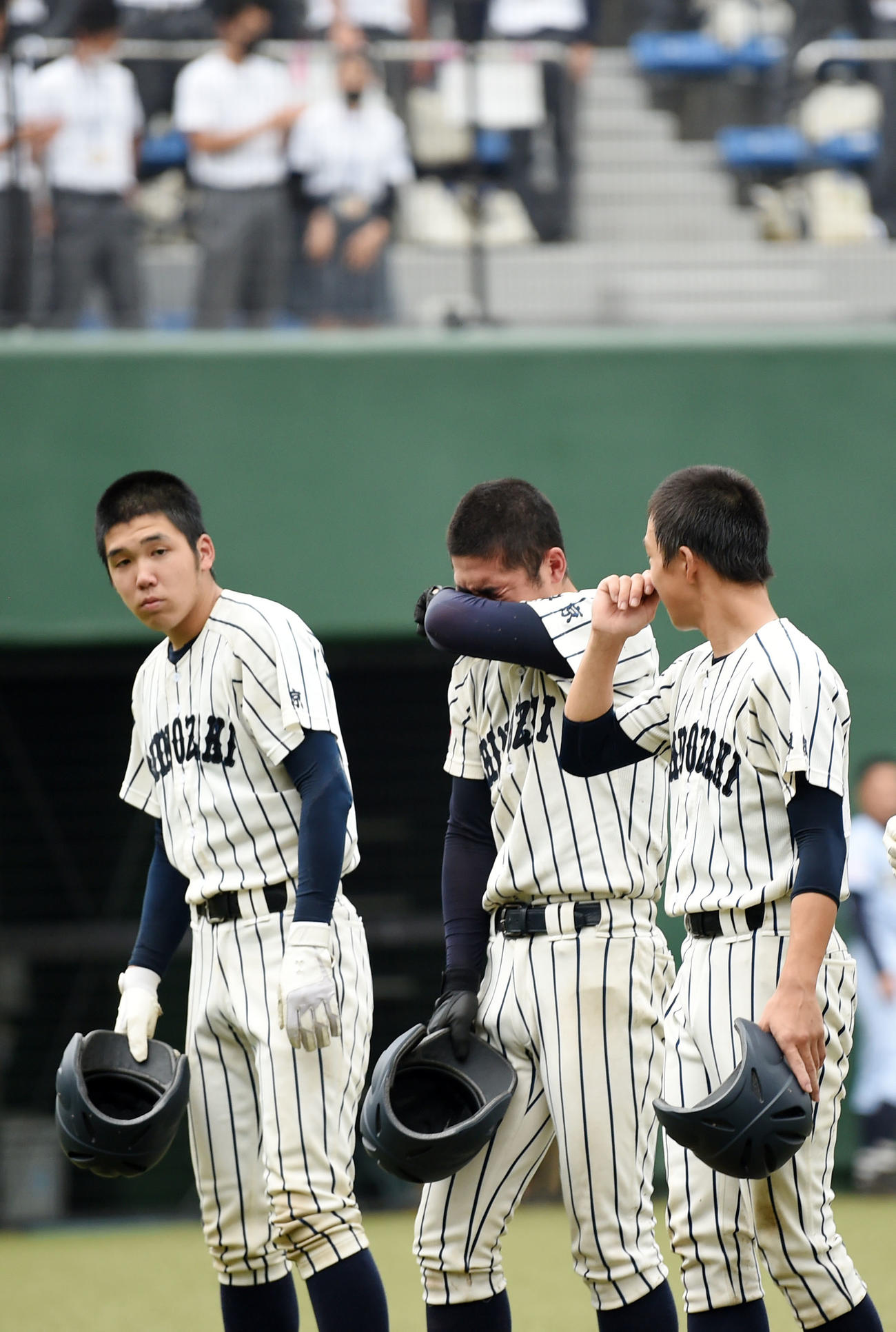 篠崎対東海大高輪台　試合に敗れ涙を流す篠崎ナイン（撮影・横山健太）