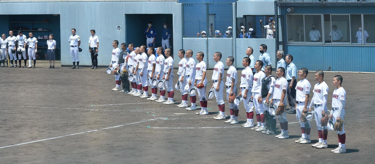 弘前対青森　校歌を歌う青森の選手たち（撮影・佐藤究）　