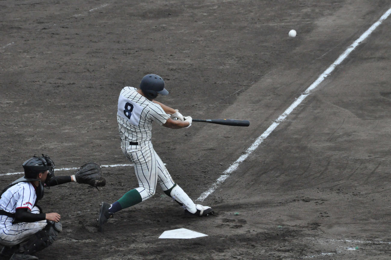 開星対松山南　4回表開星1死一、二塁、山本は左翼へ3点本塁打を放つ（撮影・石橋隆雄）