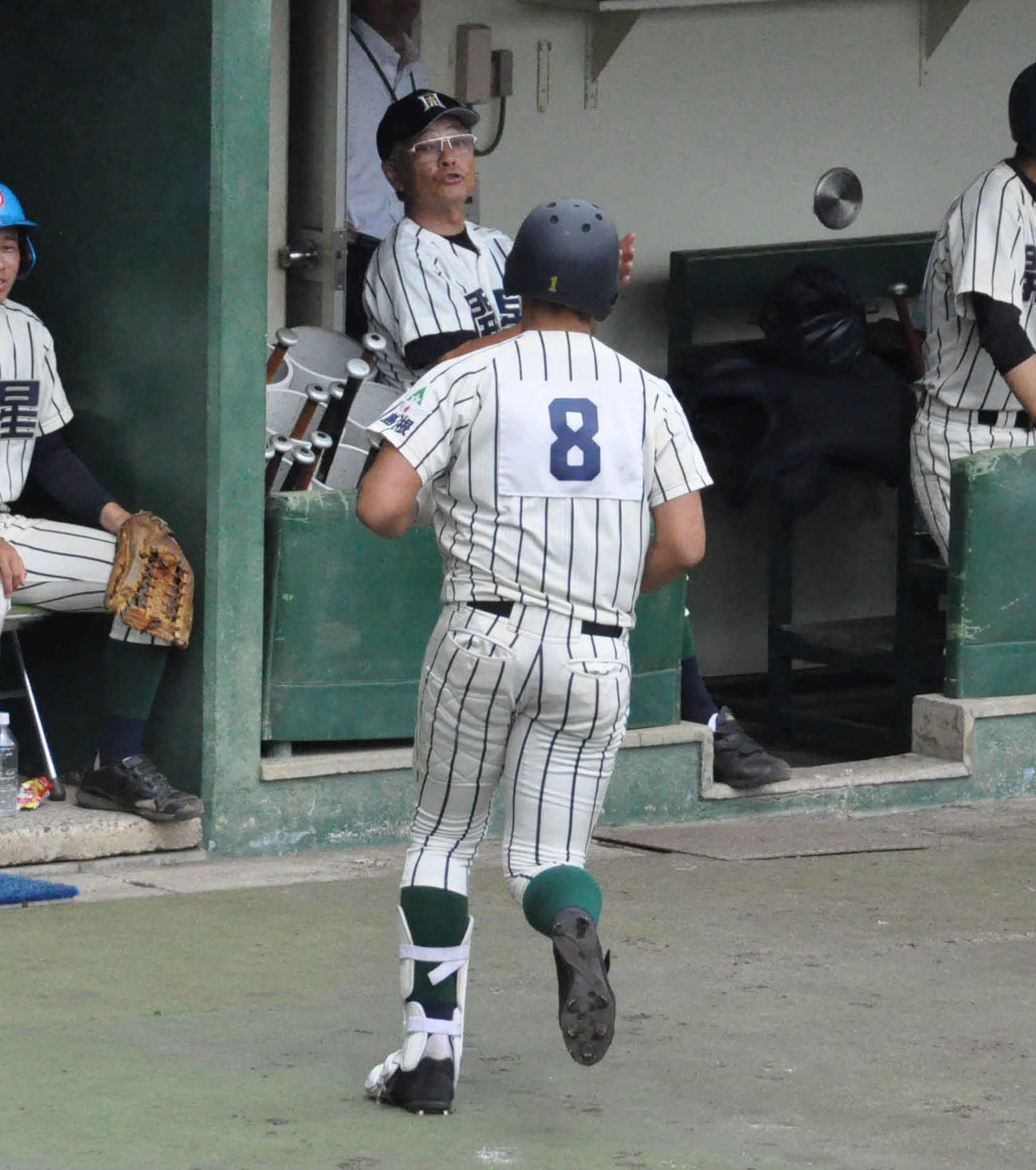 開星対松山南　4回表開星1死一、二塁、山本（手前）は3点本塁打を放ち、野々村監督に迎えられる（撮影・石橋隆雄）