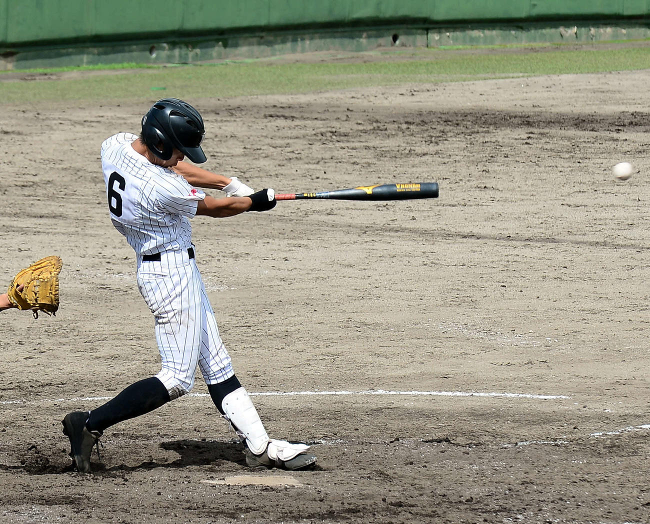 7回裏2死一、二塁、左前にサヨナラ打を放つ磐田東の新倉