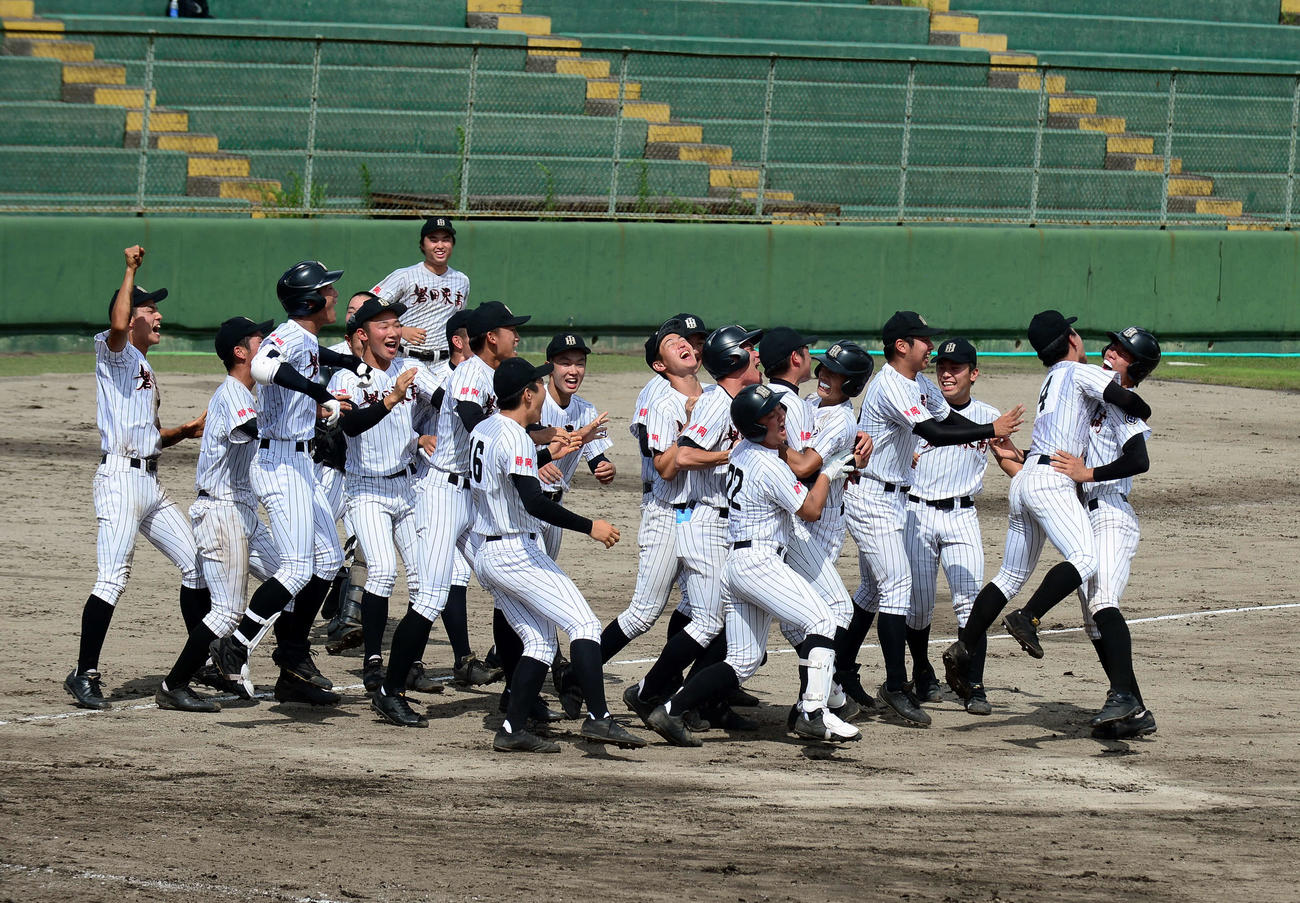 サヨナラ勝ちを収め、喜びを爆発させる磐田東の選手たち