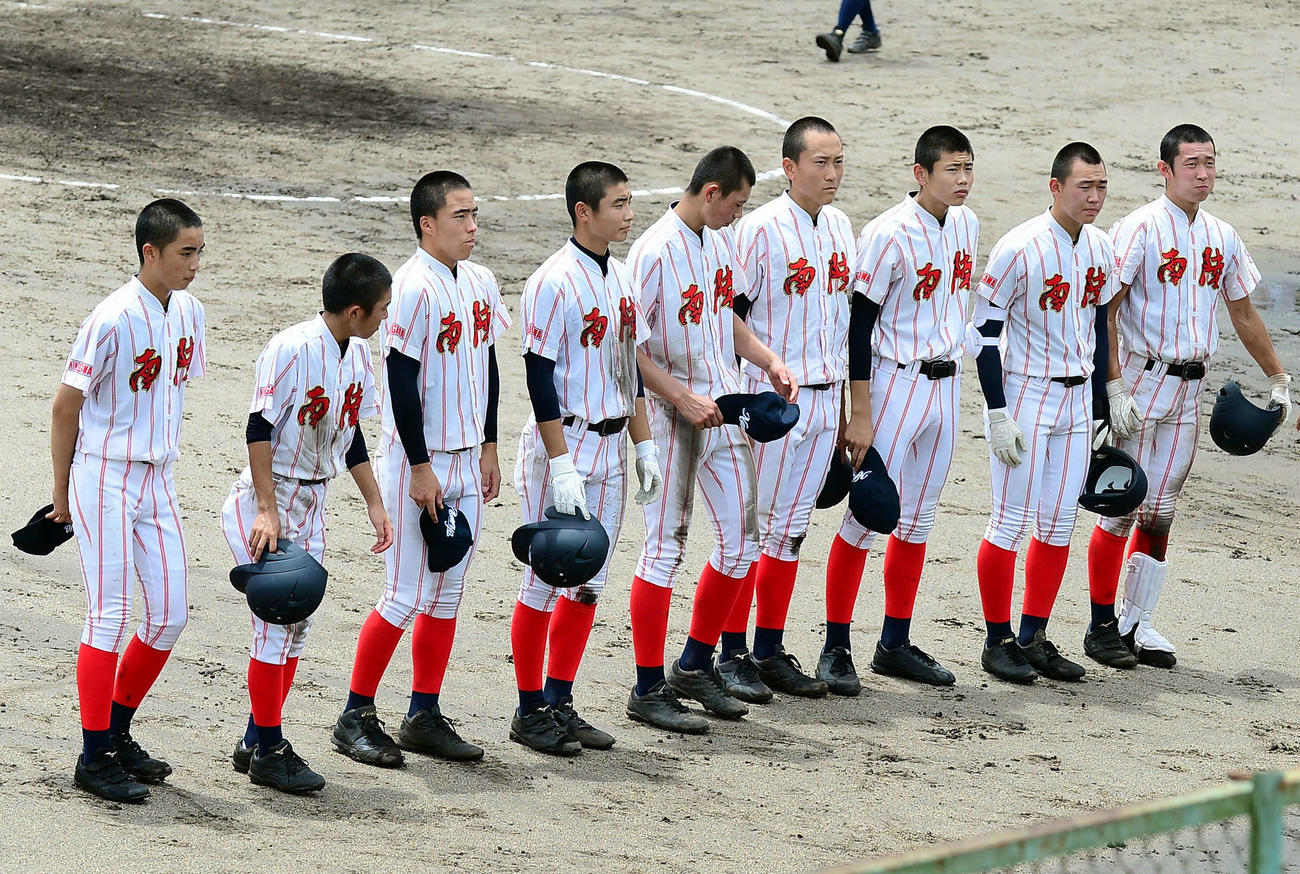 試合後、スタンドにあいさつをする菊川南陵の9選手