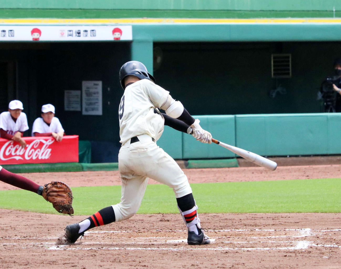 7回表2死一、二塁で3安打目となる2点適時二塁打を放つ星陵・横田（撮影・林亮佑）