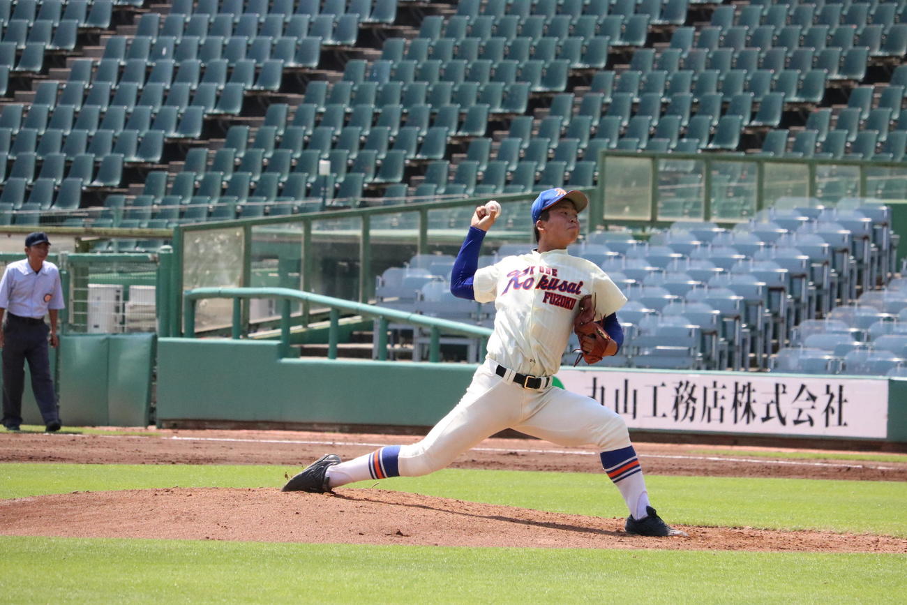 力投する神戸国際大付の先発岡野