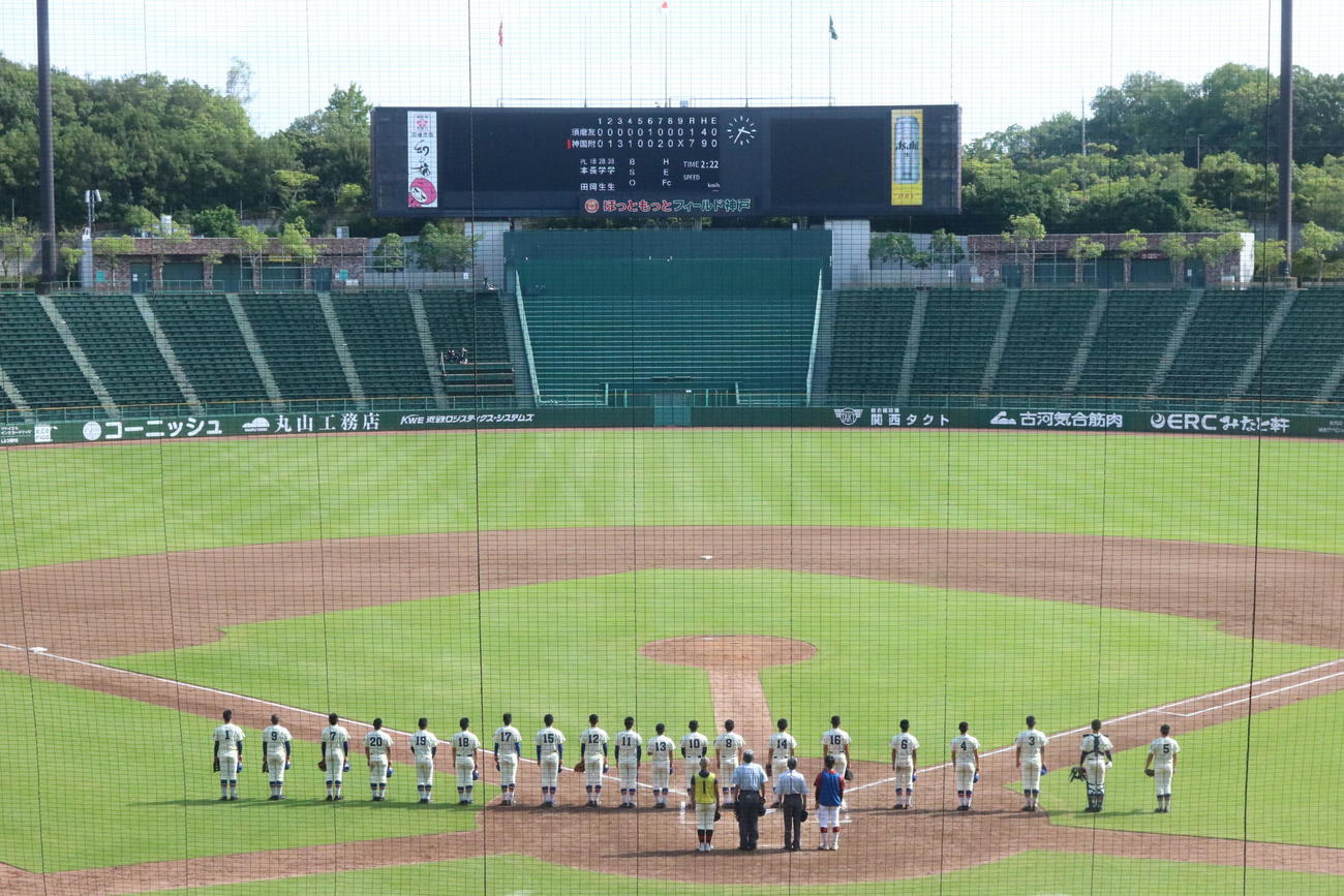 神戸国際大付対須磨友が丘　勝った神戸国際大付ナインは少し間隔を空けて校歌斉唱を行う