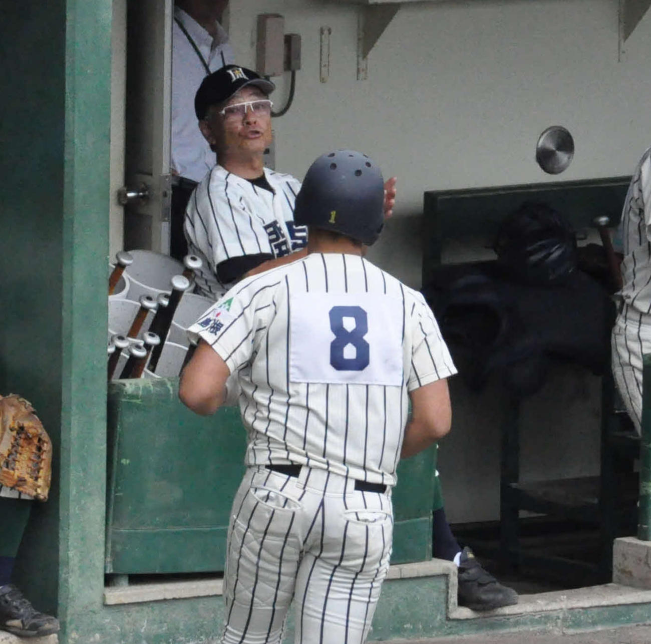 開星対松山南　4回表開星1死一、二塁、山本（手前）は3点本塁打を放ち、野々村監督に迎えられる（撮影・石橋隆雄）