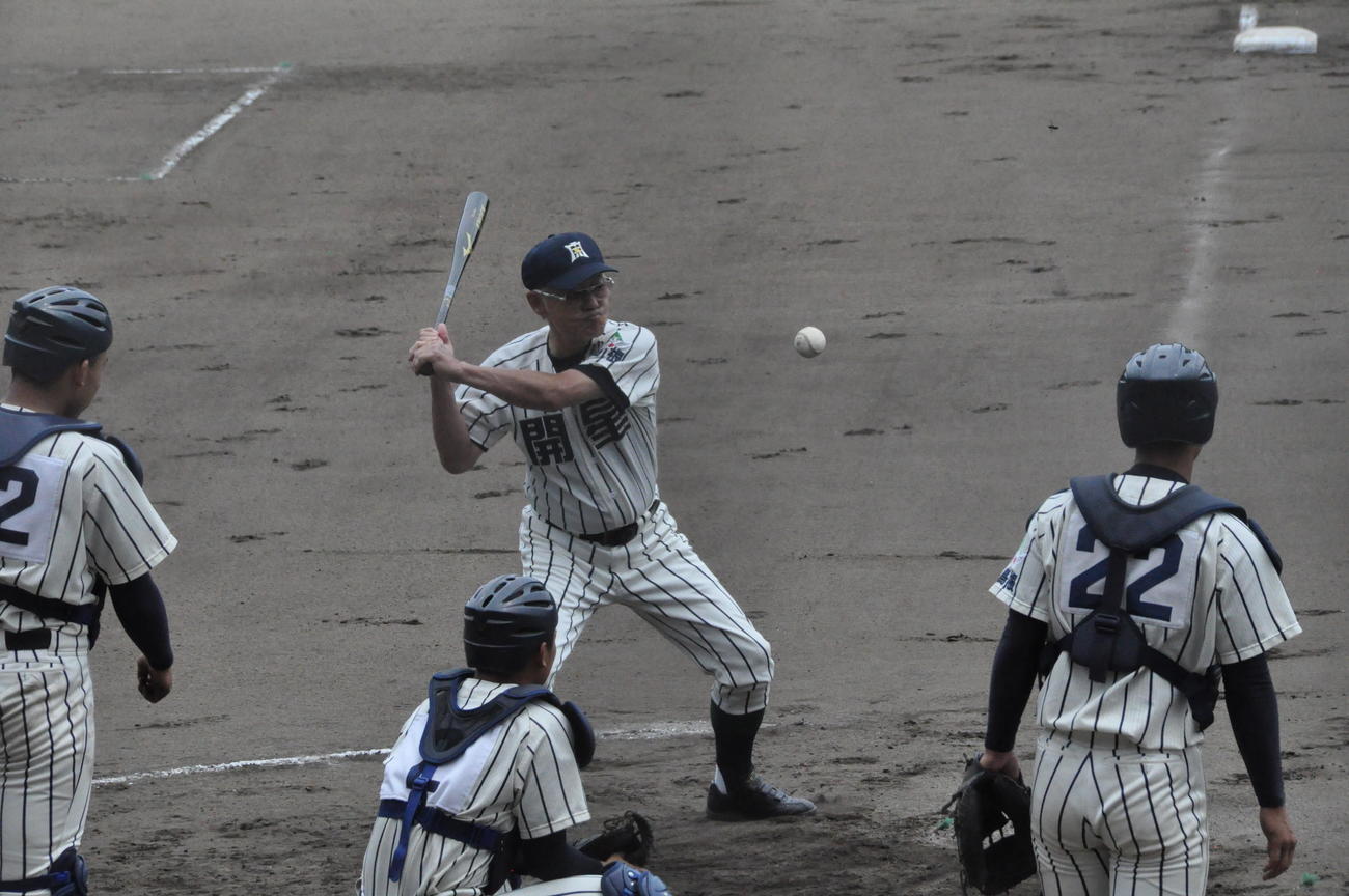 開星・野々村直通監督は試合前のノックを打つ
