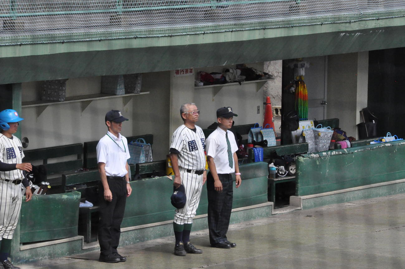 初戦を5回コールド勝ちしベンチ前であいさつする開星・野々村監督