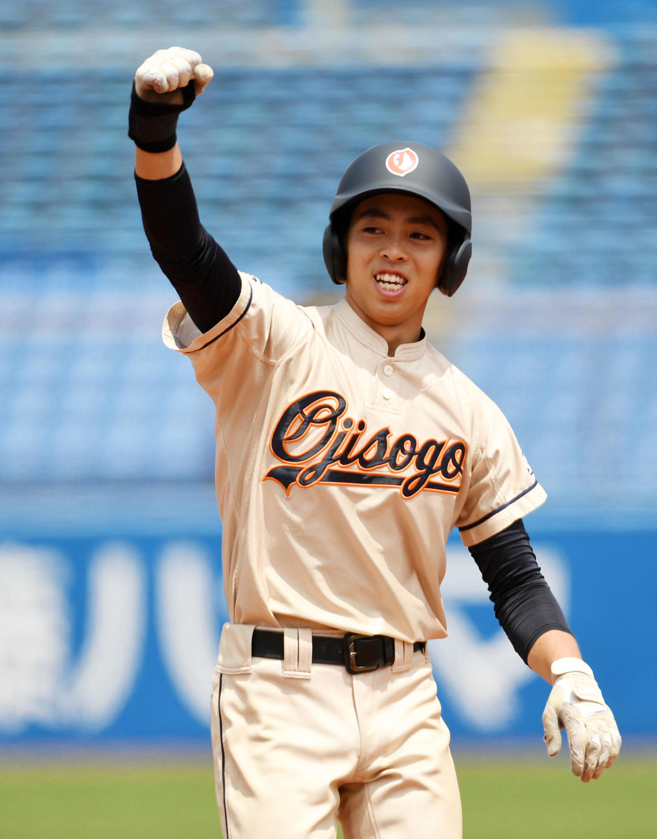 王子総合対立教池袋　1回表王子総合2死一、三塁、左前適時打を放ちガッツポーズする横田（撮影・横山健太）