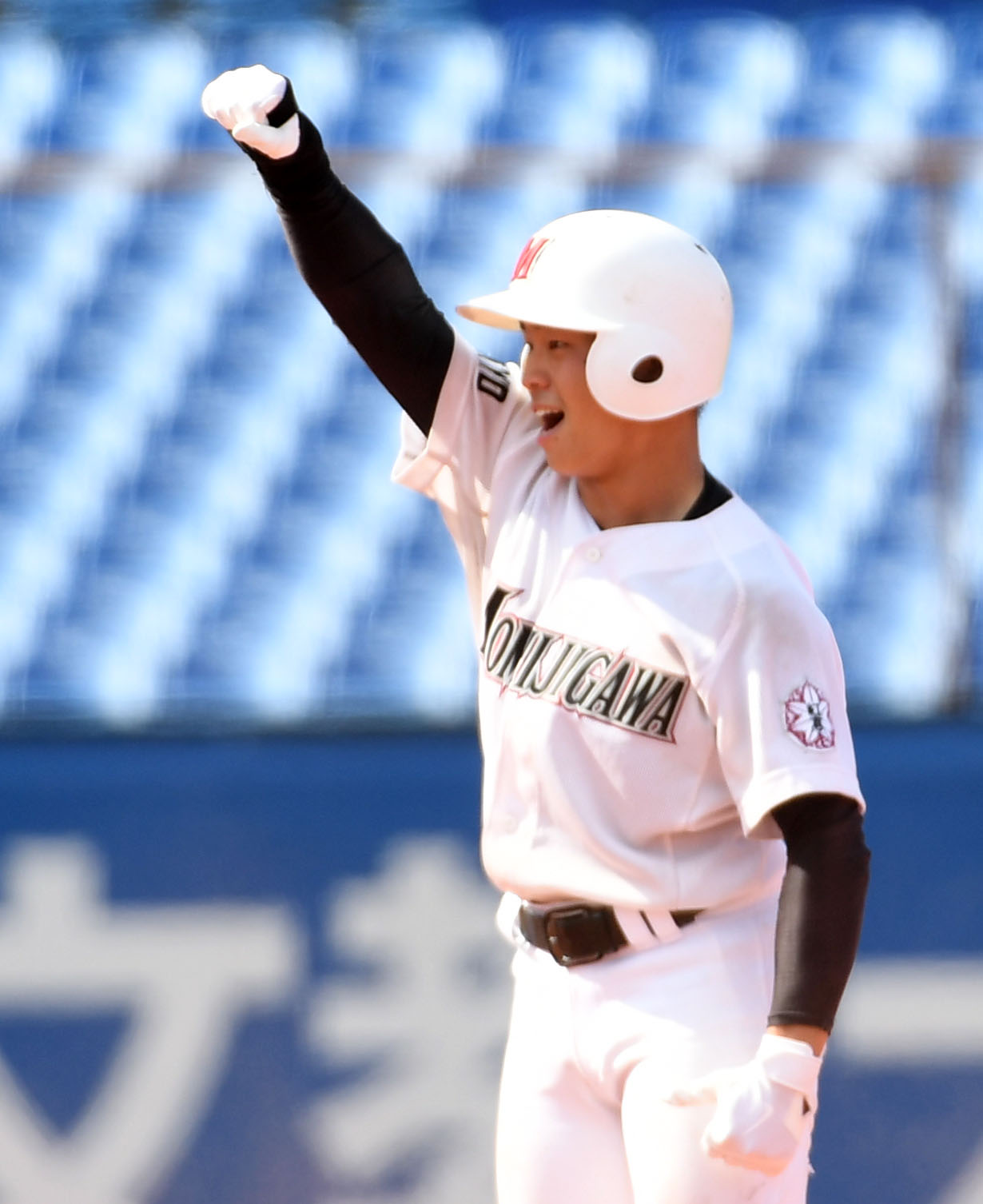 紅葉川対成立学園　10回表タイブレーク紅葉川1死二、三塁、左越え2点適時二塁打を放ちガッツポーズする友清（撮影・横山健太）