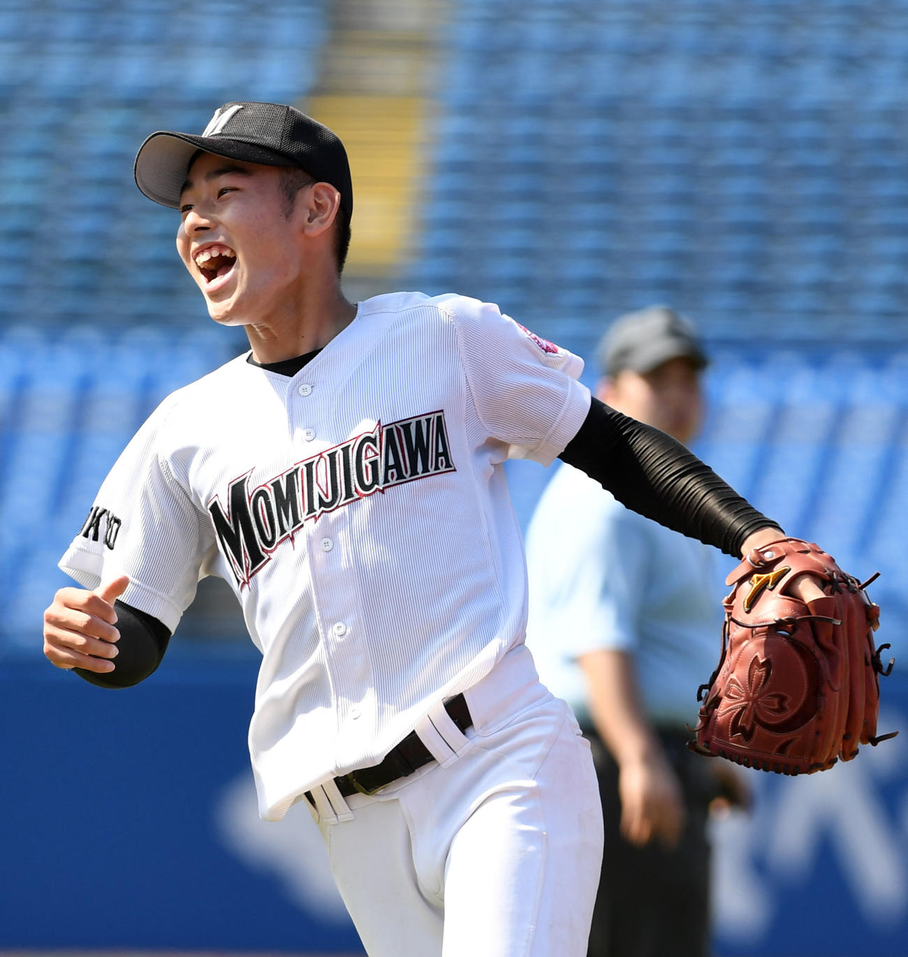 紅葉川対成立学園　6回裏を無失点に抑え笑顔を見せる紅葉川・石田（撮影・横山健太）