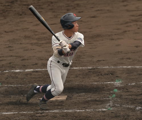 弘前南対百石　3回表弘前南2死一、三塁、2点適時二塁打を放つ小林（撮影・佐藤究）　