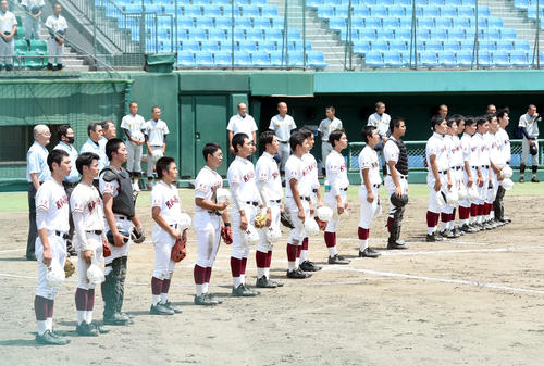 米沢中央対米沢興譲館　試合に勝利し、整列する米沢興譲館の選手たち（撮影・相沢孔志）