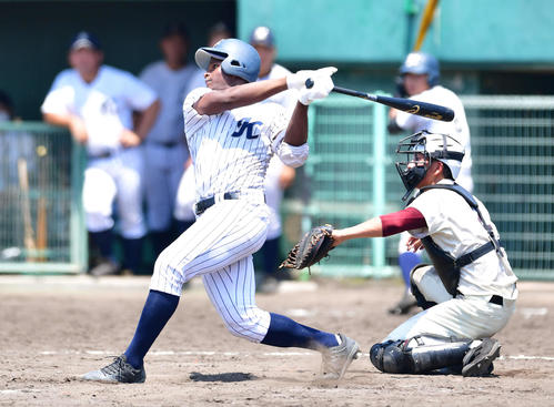 大阪偕星対近大泉州　9回表大阪偕星無死一塁、代打で出場した大阪偕星のダビット・バチスタ・モレノ（結果は見逃し三振、写真はファウル）（撮影・岩下翔太）