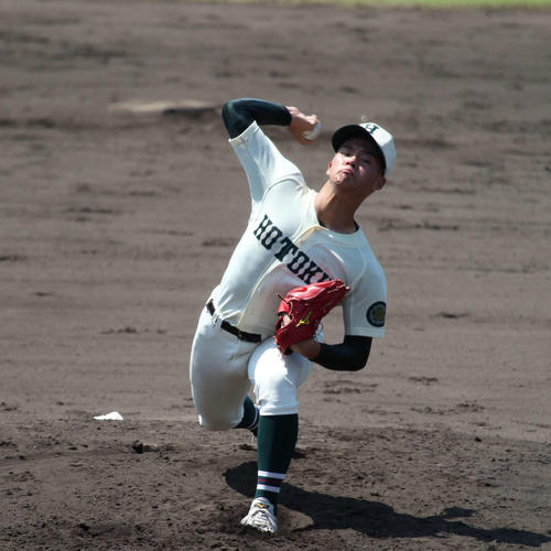 県西宮戦に先発し8回1失点だった報徳・坂口（撮影・佐藤妙月）