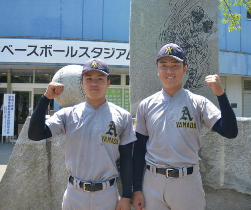 投打で活躍した青森山田の川原田（左）と高橋（撮影・佐藤究）　