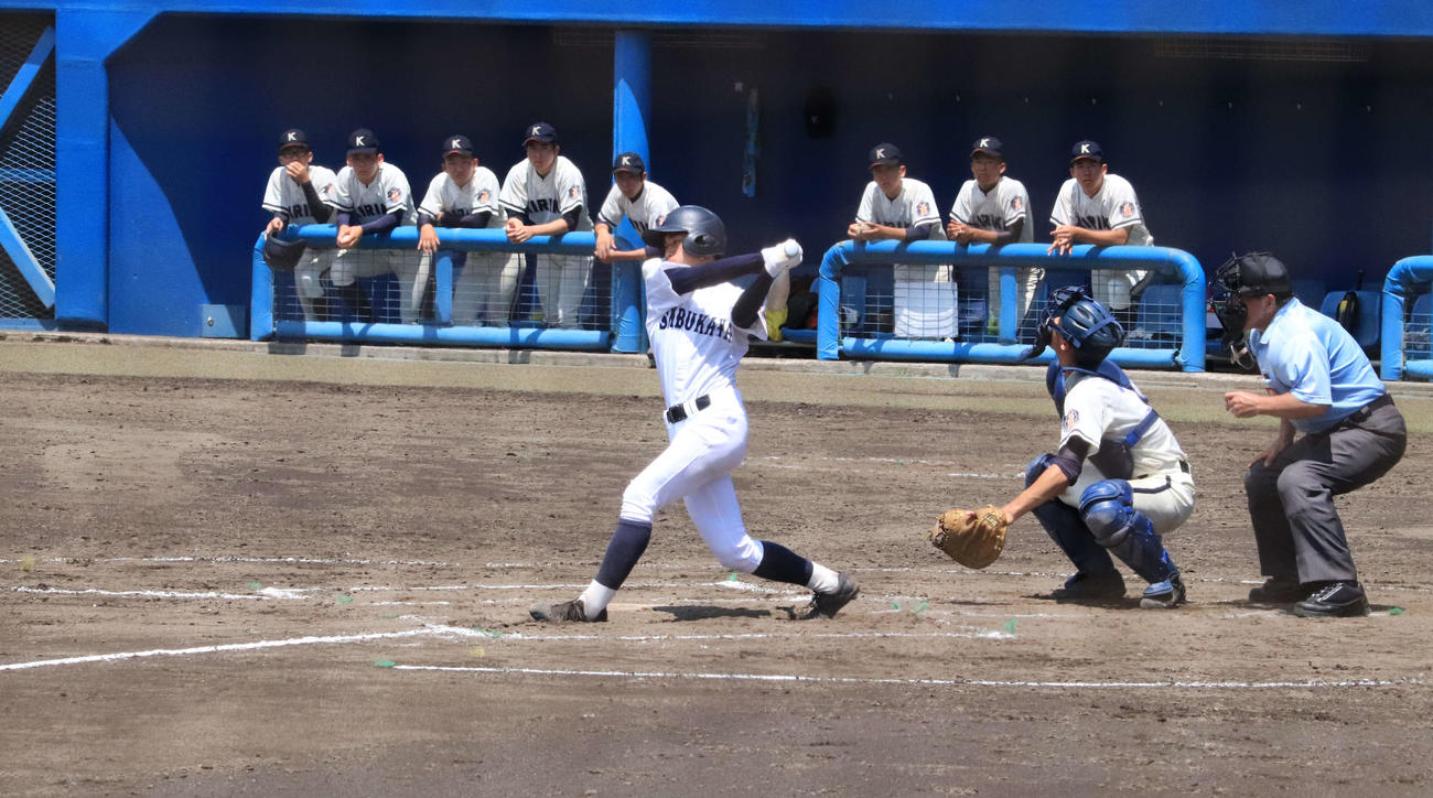 桐生工対渋川　7回裏渋川2死一、三塁、四飛に倒れる大森遥尋（撮影・小早川宗一郎）