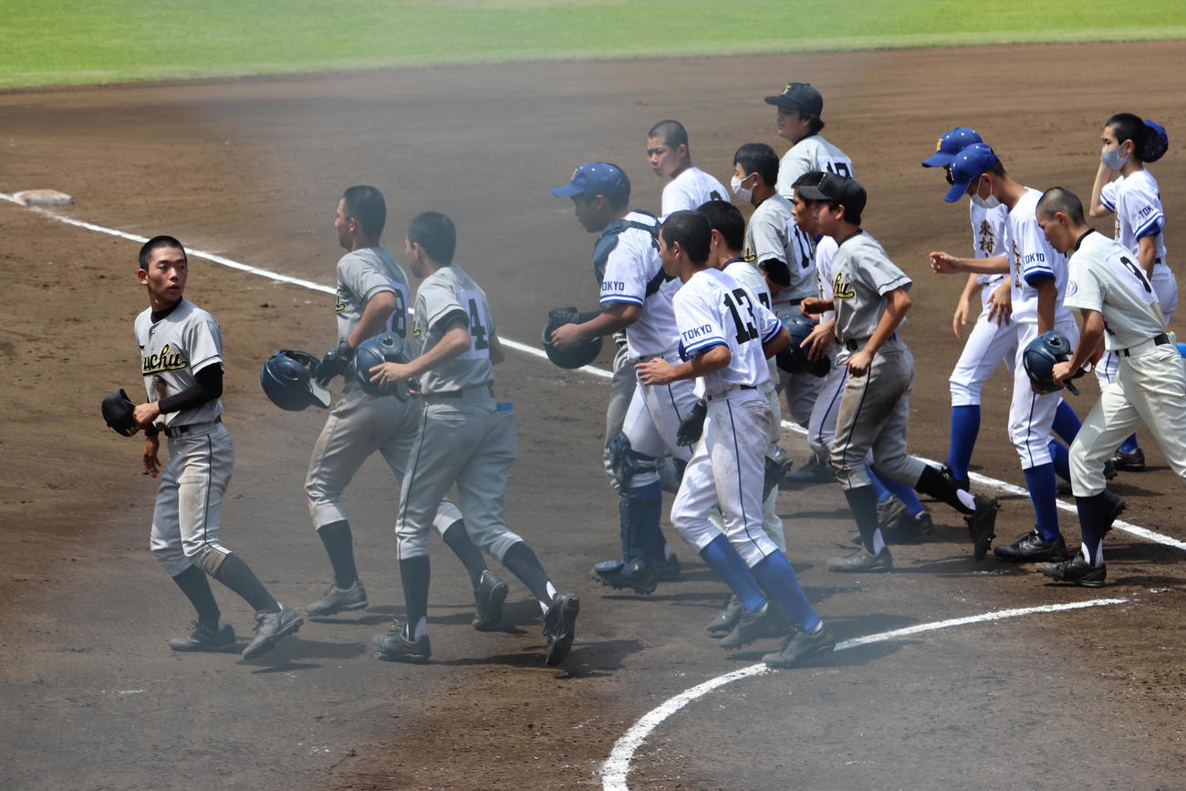 千歳丘対東京農・東村山・府中　初戦に7回コールドで敗れ、引き揚げる3校連合のメンバーたち（撮影・古川真弥）