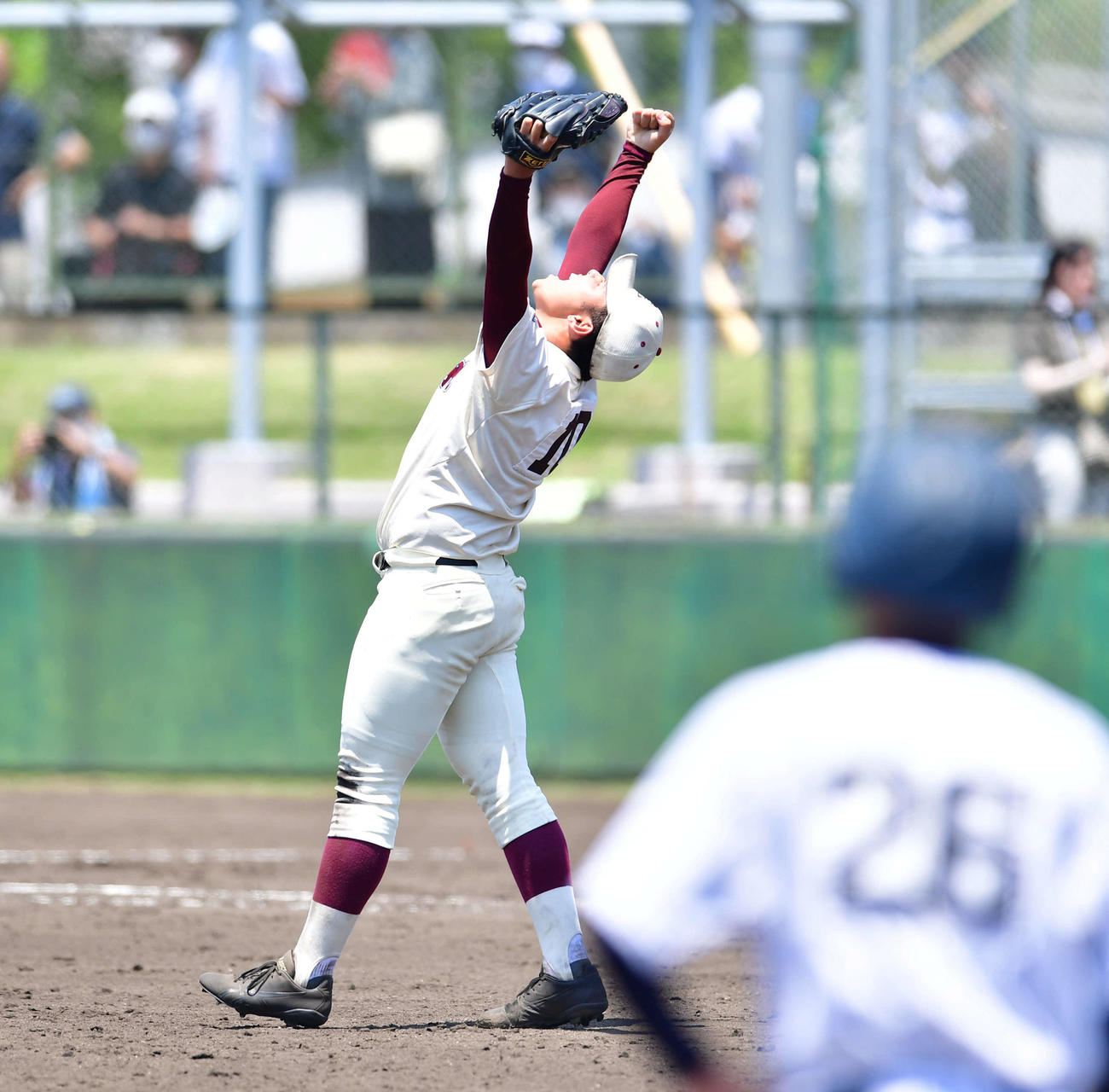大阪偕星対近大泉州　9回表大阪偕星2死二塁、最後の打者を右飛に抑えて試合終了し、両手を大きく突き上げてほえる斎藤佳紳（撮影・岩下翔太）