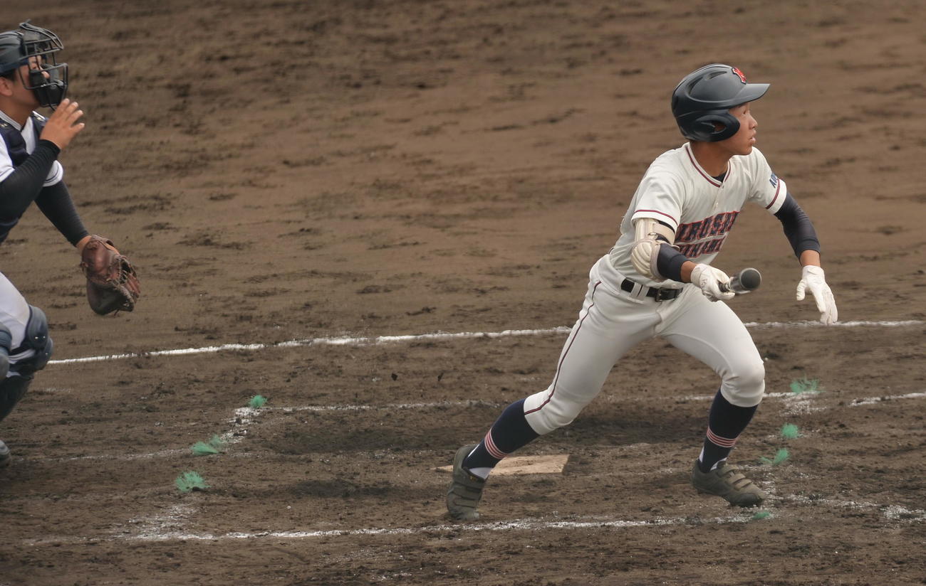 弘前南対百石　3回表弘前南2死一、三塁、2点適時二塁打を放つ小林（撮影・佐藤究）　