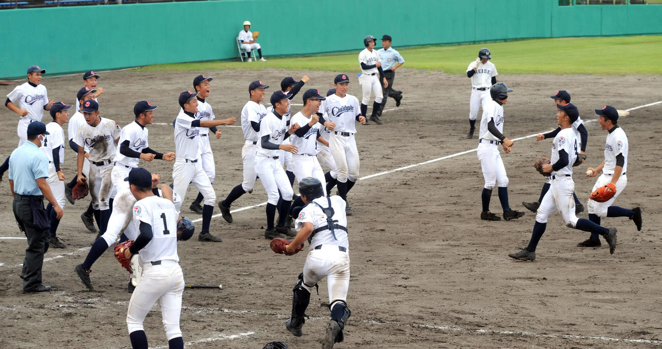 藤枝明誠を破り、喜びを爆発させる聖隷ナイン