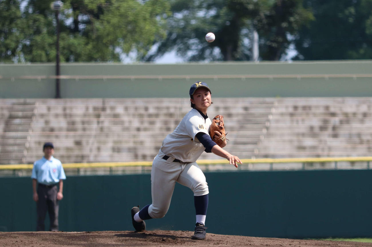 佐野日大対鹿沼　始球式を務める鹿沼・木村百伽（撮影・澤田直人）