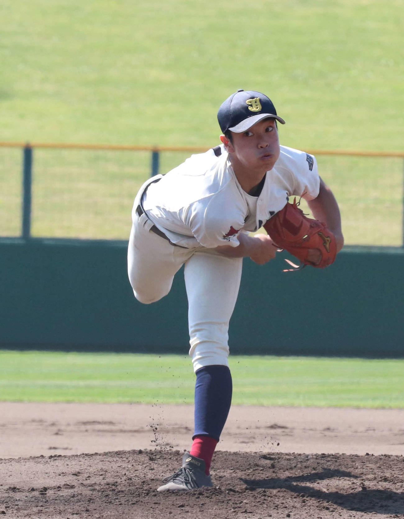 旭川実対旭川高専　復活登板で1回2奪三振と力投した旭川実先発の笠間（撮影・浅水友輝）