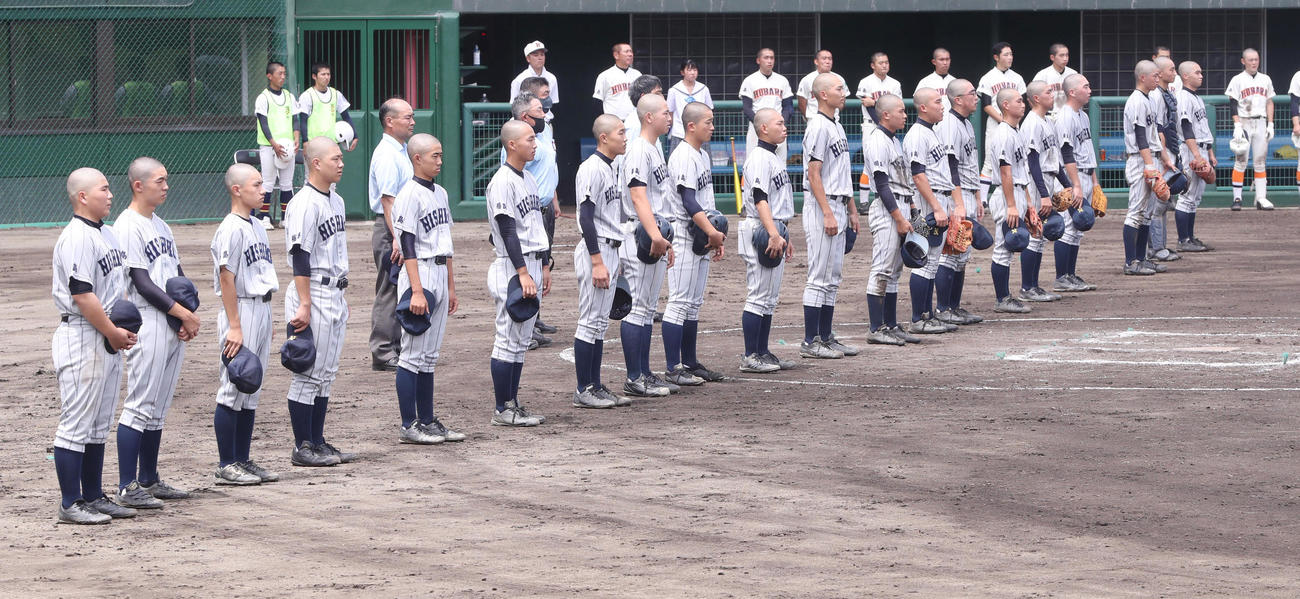 保原対福島西　校歌を聞く福島西の選手たち（撮影・野上伸悟）