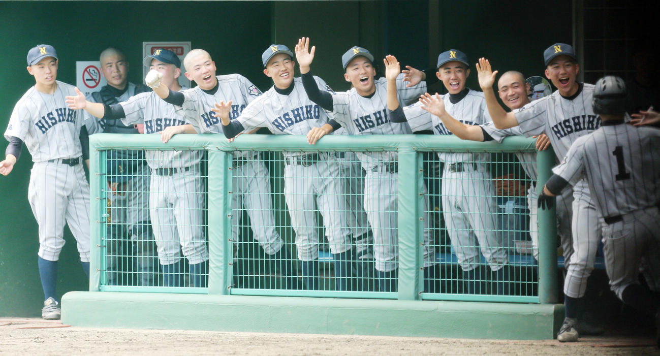 保原対福島西　得点に盛り上がる福島西ベンチ（撮影・野上伸悟）